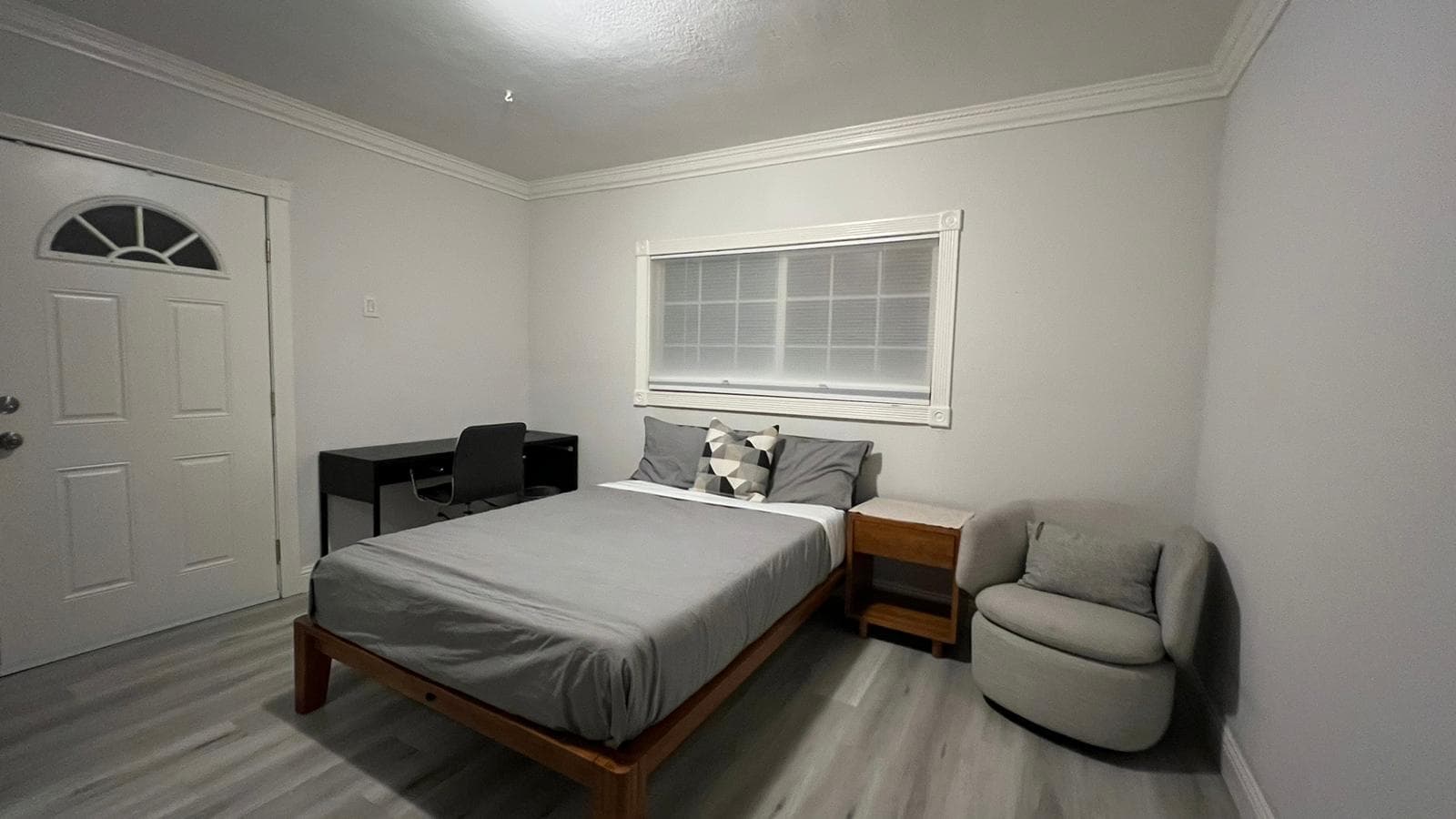 Pool en-suite with queen bed and desk